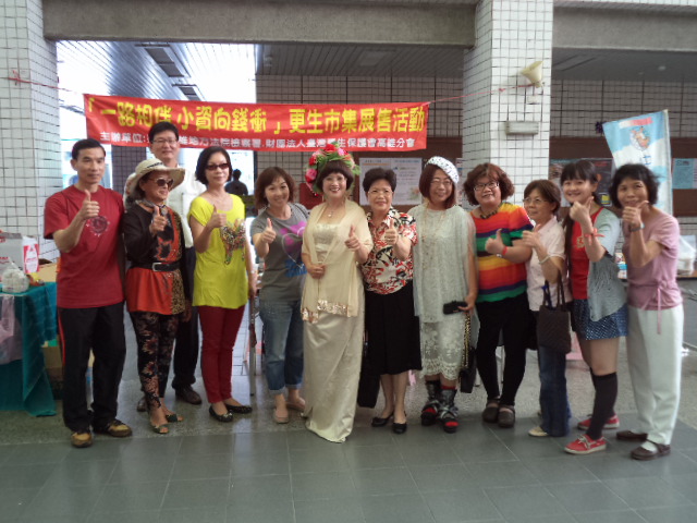 小港社教館更生市集蔡主委與大家合照