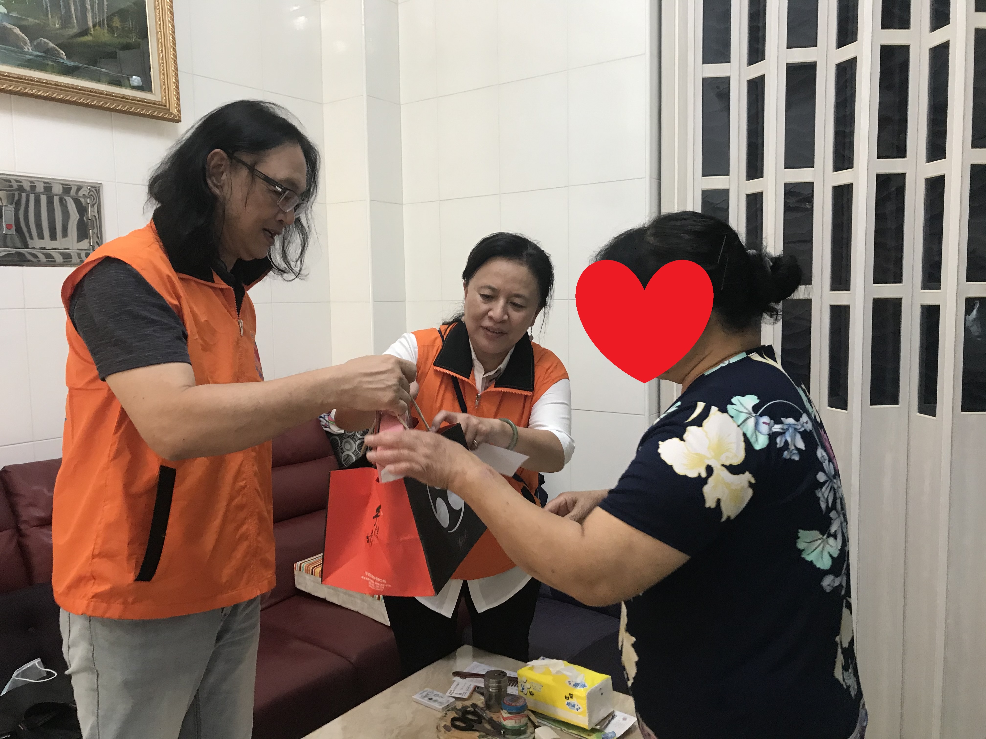 主委發放慰問品-丁OO案 (1)