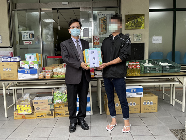 4.檢察長莊榮松頒發防疫包予因疫情生活陷入困境之個案