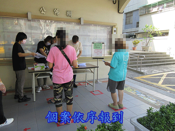 <div style="text-align: center; line-height: 25pt;"><b><span style="font-size: 16pt; font-family: '新細明體';">高雄地檢署辦理法治教育課程</span> </b></div>
<p style="text-align: center; line-height: 25pt;"><b><span style="font-size: 16pt; font-family: '新細明體';">講題「生活與法律」</span></b></p>
<p style="line-height: 25pt;"><span style="font-size: 14pt; font-family: '新細明體''; color: black;"> 為加強宣導緩起訴處分被告暨緩刑受保護管束人法治觀念,本署於110年8月23日假第二辦公室一樓團輔室辦理法治教育,為因應防疫措施,座位間皆設有隔板,並安排學員們依序入座,此次課程以「生活與法律」為主題,宣導防治家庭暴力及自殺防治等觀念。</span></p>
<p style="line-height: 25pt;"><span style="font-size: 14pt; font-family: '新細明體';"> 課程上半段透過觀看「家庭暴力防治法」宣傳片,以淺顯易懂的動畫片解說,讓現場學員了解家庭暴力防治法的起始及實施後的成效,提醒學員如遇家庭暴力時,及早尋求幫助以降低暴力傷害,並提供各種求助管道,如24小時的113保護專線、社會安全網關懷e起來通報平台或各地方政府家庭暴力防治中心,都可以尋求協助,透過各方合作形成保護網從醫療、法律、庇護安置等多方援助下,共同打造更安全的環境。</span></p>
<p style="line-height: 25pt;"><span style="font-size: 14pt; font-family: '新細明體';"> 課程下半段以PPT講解如發現身邊親友有自傷徵兆,該如何給予協助,課程中播放「自殺防治學會心理健康」衛教短片,讓學員對自我傷害或自殺的防治能夠有更深的了解,自殺行為往往伴隨有生物、心理、社會、經濟與文化之複雜成因與背景,絕非由單一危險因子所造成的,藉由「一問二應三轉介」簡單三步驟,可以讓每個人都能成為拯救及守護他人生命的貴人。