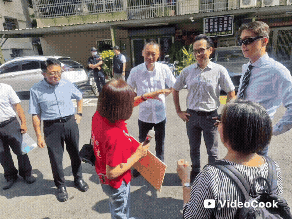 115.08.06---黃元冠檢察長親訪衛武社區，遞交里長反賄宣導信
